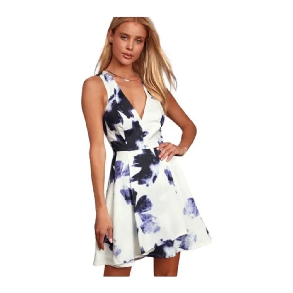 Lulu’s Seeing Chic floral blue v-neck fit & flare S skater dress
